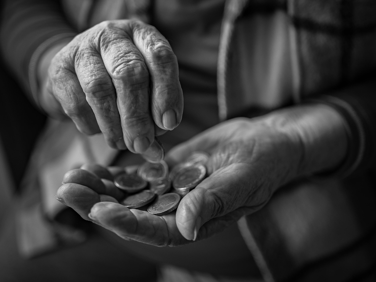 moedas, dinheiro, pobreza, sem teto, desempregado, velho, sozinho, pessoa, reforma da previdência, aposentadoria, aposentados, euro, aumento de pensão, guardar