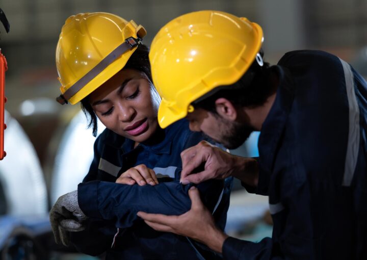 Materiais e máquinas perigosos são encontrados em grandes instalações industriais