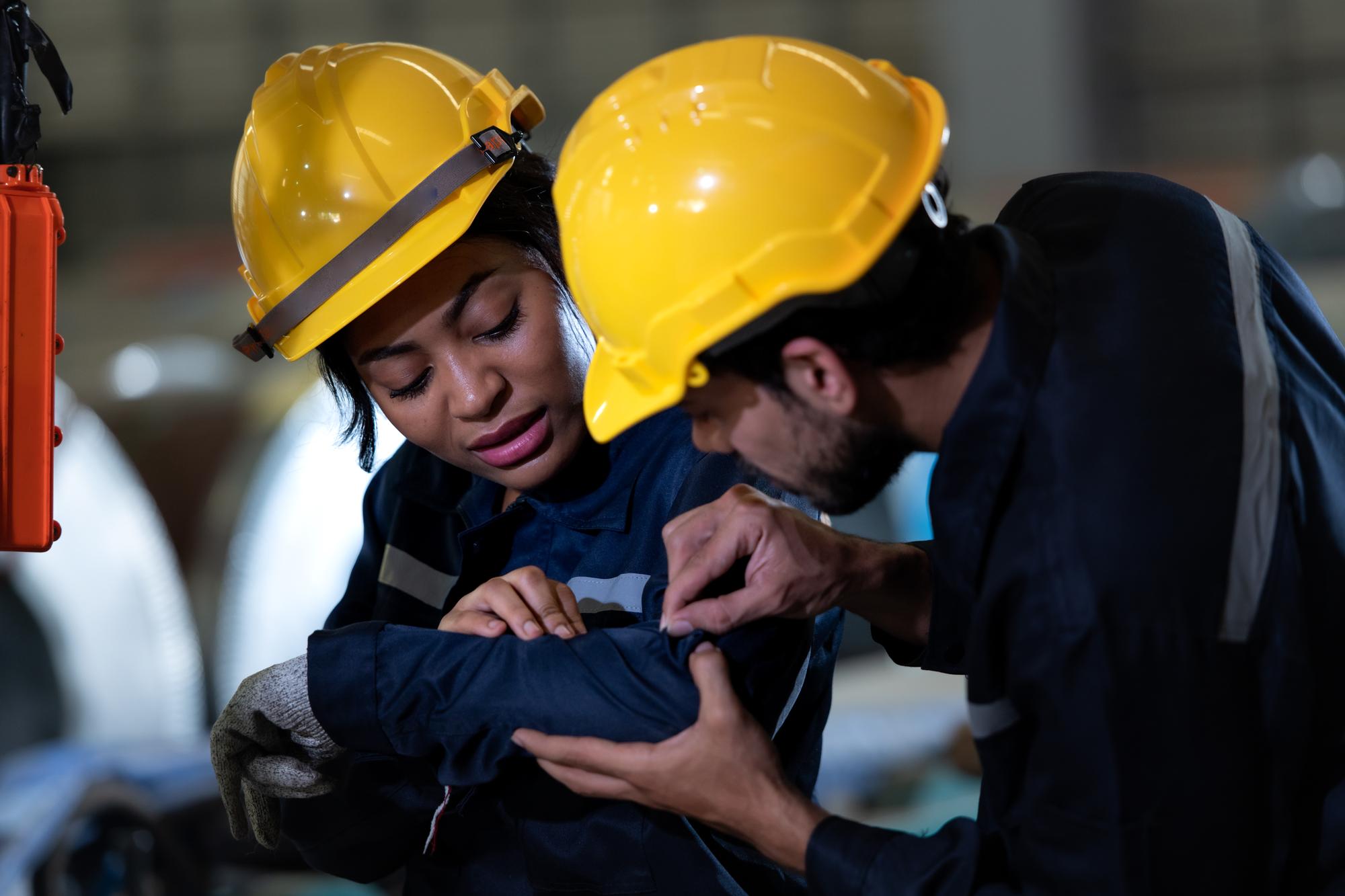 Materiais e máquinas perigosos são encontrados em grandes instalações industriais